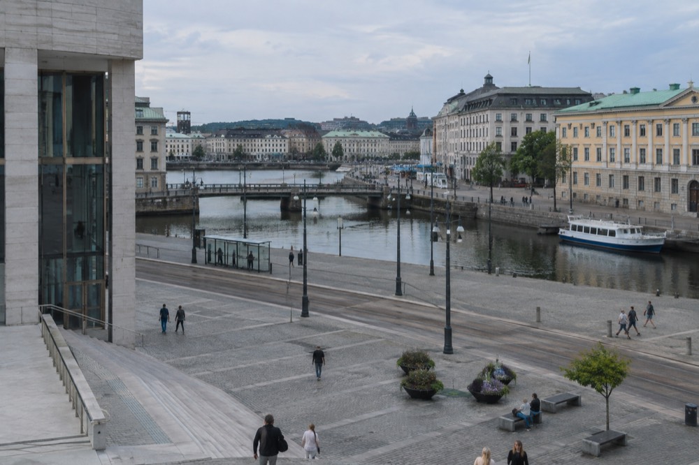A wide ramp entrance to a modern Gothenburg museum building with level doors and tactile paving