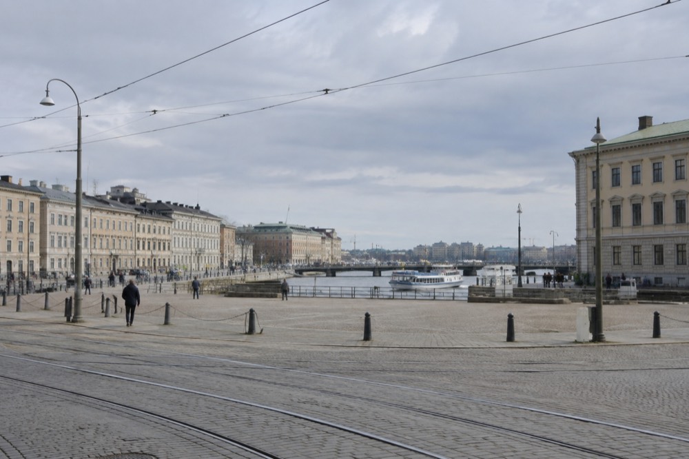 A white sightseeing boat passing granite islands in the Gothenburg southern archipelago