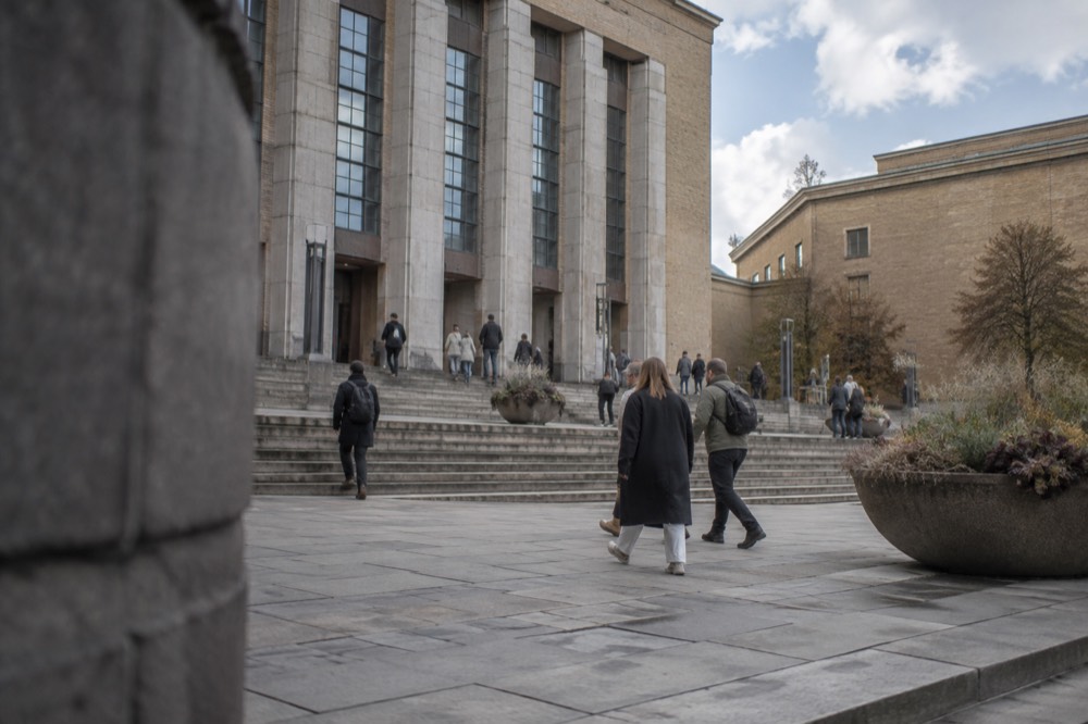 Visitors on the steps outside the Gothenburg Museum of Art at Götaplatsen