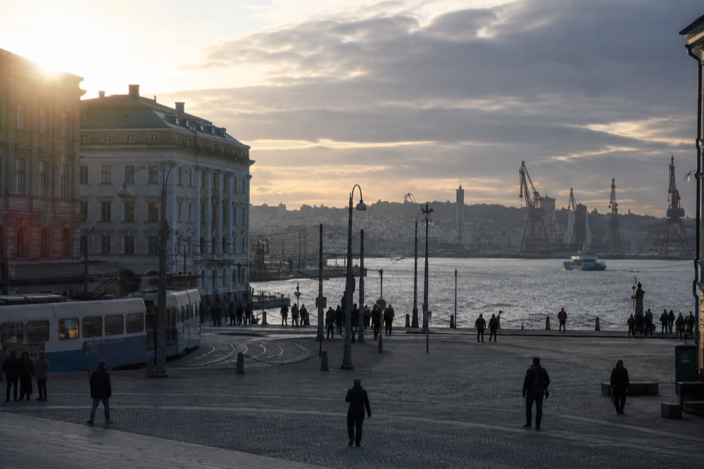 Harbour water and distant shipyard cranes seen from a Majorna viewpoint