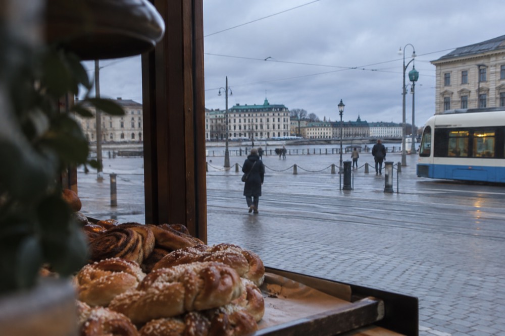 Cardamom buns and cinnamon buns on a bakery tray in a Gothenburg cafe