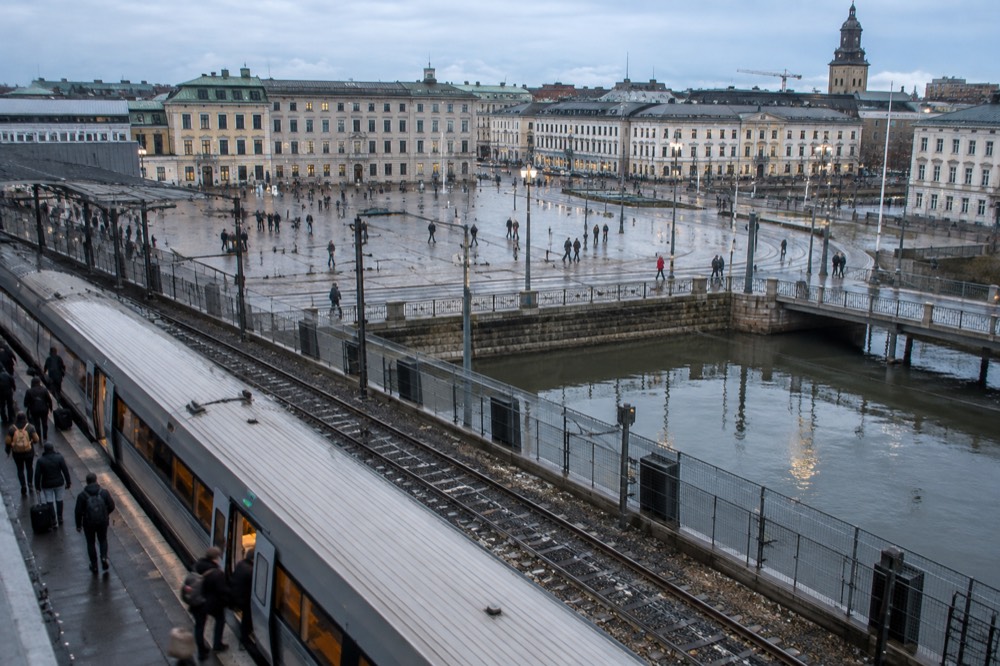 A train at Gothenburg Centralstation platform with travellers boarding
