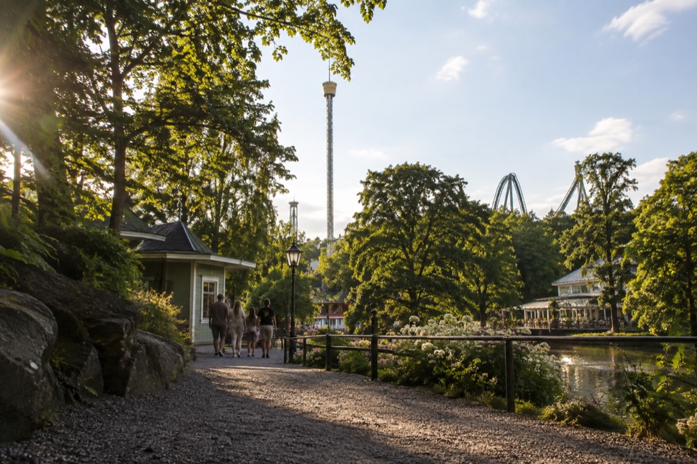 Families queueing at a Liseberg entrance gate on a sunny July afternoon