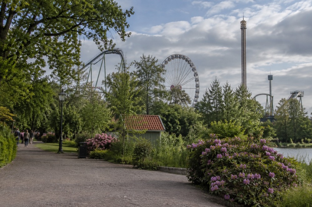 Amusement park rides and a ferris wheel against a grey Gothenburg sky