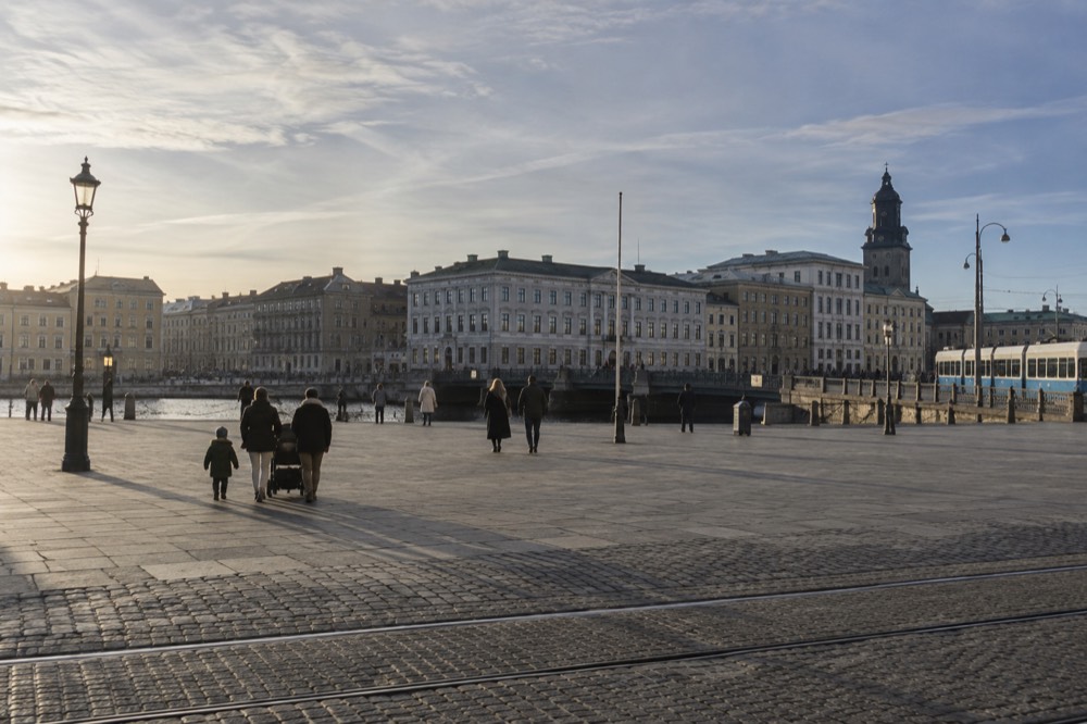 Families walking through a green park with free animal enclosures in Gothenburg